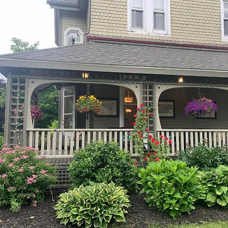 No 1 Grafton Inn Шарлъттаун Екстериор снимка
