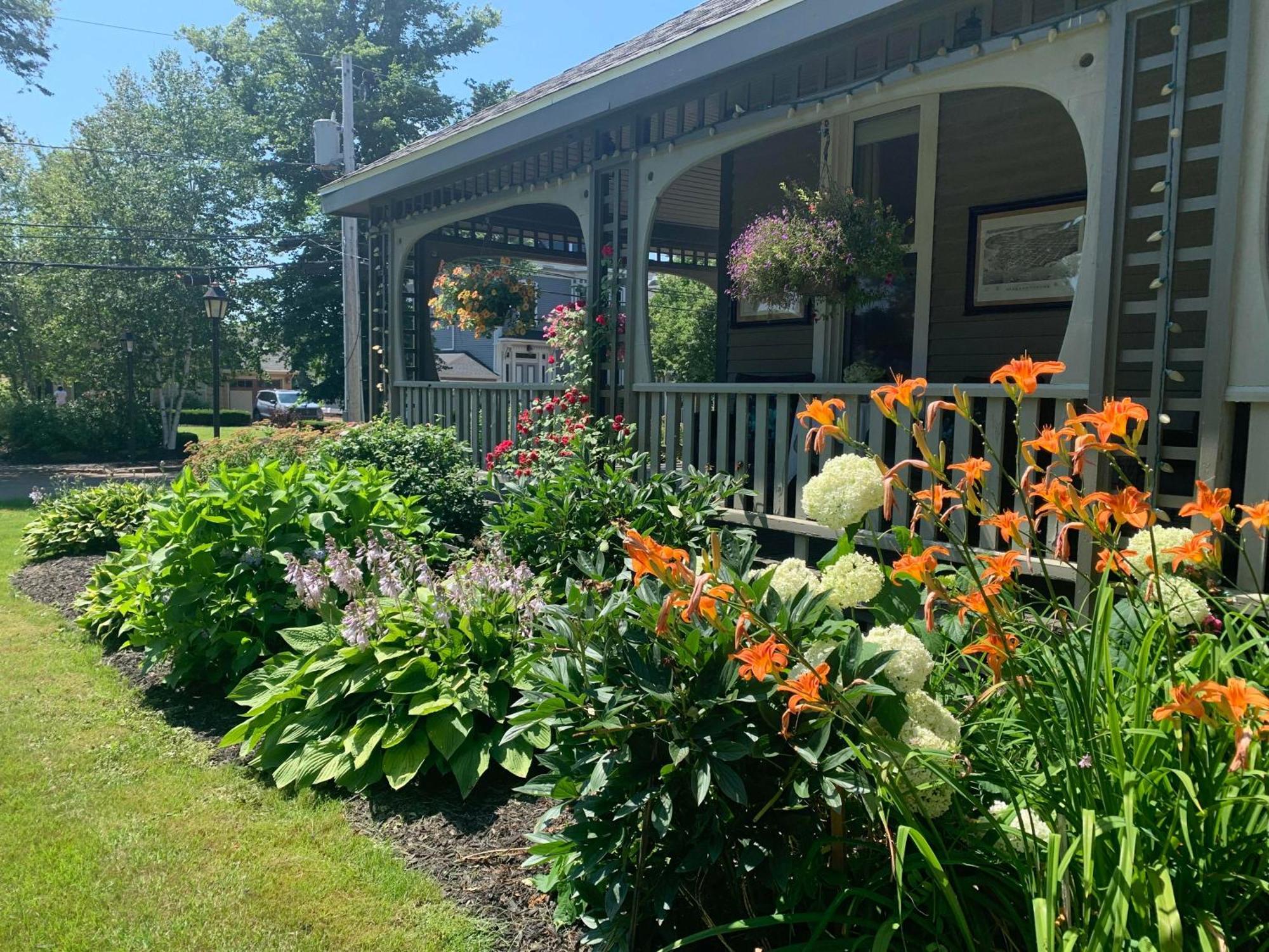 No 1 Grafton Inn Шарлъттаун Екстериор снимка