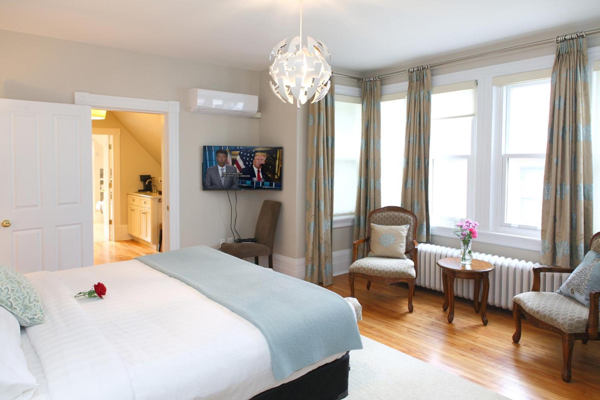 No 1 Grafton Inn Шарлъттаун Екстериор снимка
