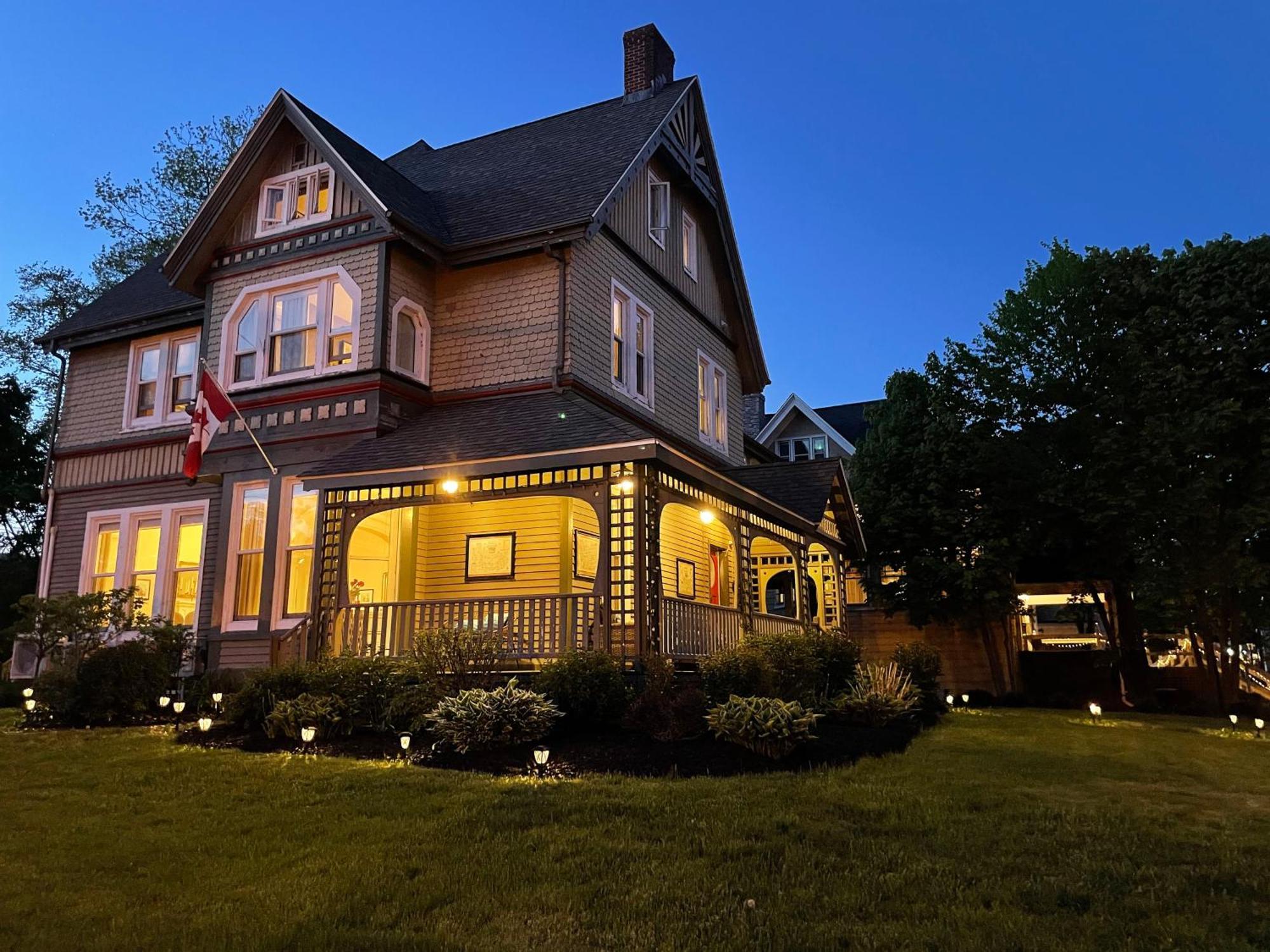No 1 Grafton Inn Шарлъттаун Екстериор снимка